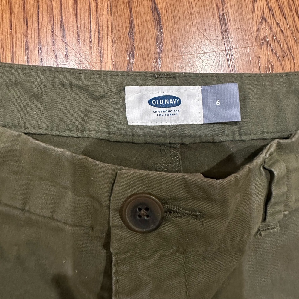 Old Navy Women's Cargo Shorts in Olive - Picture 2 of 4